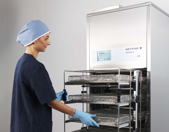 Getinge Aquadis 44 with operator