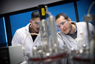 Two people with google working in a laboratory