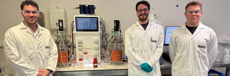 Drie mannen poseren voor de Getinge bioreactoren en Livit Flex op de locatie van ENOUGH