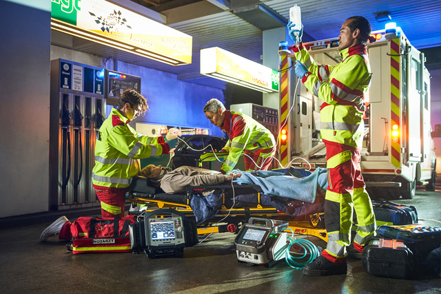 Getinge Cardiohelp II with ambulance and emergency physicians