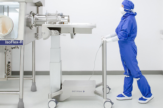 An operator using the DPTE® Transfer Trolley to connect a container to a DPTE® Alpha Port An operator using the DPTE® Transfer Trolley to connect a container to a DPTE® Alpha Port