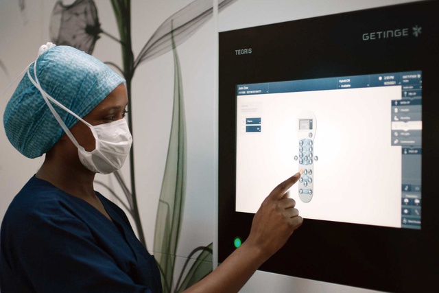 OR nurse using Tegris OR integration solution from Getinge to set up the operating table in the operating room