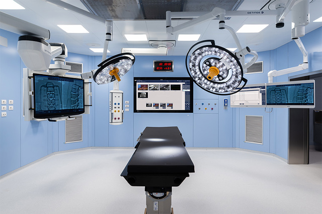 Operating room with OR equipment and Tegris screens 