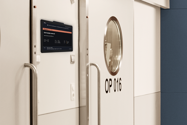 In the surgical hallway SmartView, Getinge´s digital door sign, is placed next to the OR door