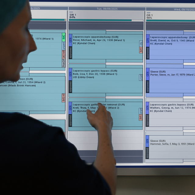 Nurse in front of a Torin OR schedule interface 