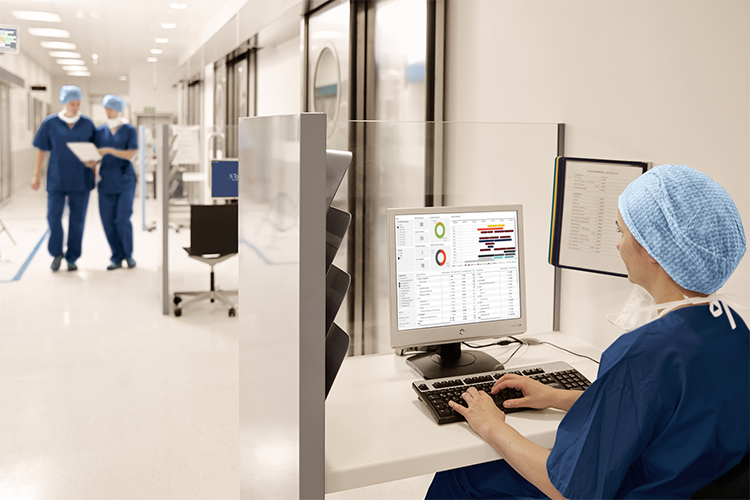OR staff checks business intelligence data for optimized decion support with Torin OR management solution from Getinge