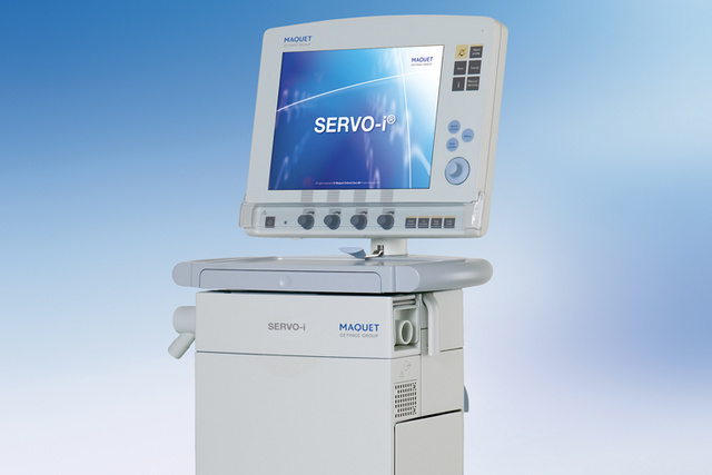 Getinge Servo-i mechanical ventilator in blue studio environment showing screen control knobs and ventilator body