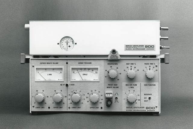 The very first Servo 900 flow-controlled mechanical ventilator with rapid Servo Control System